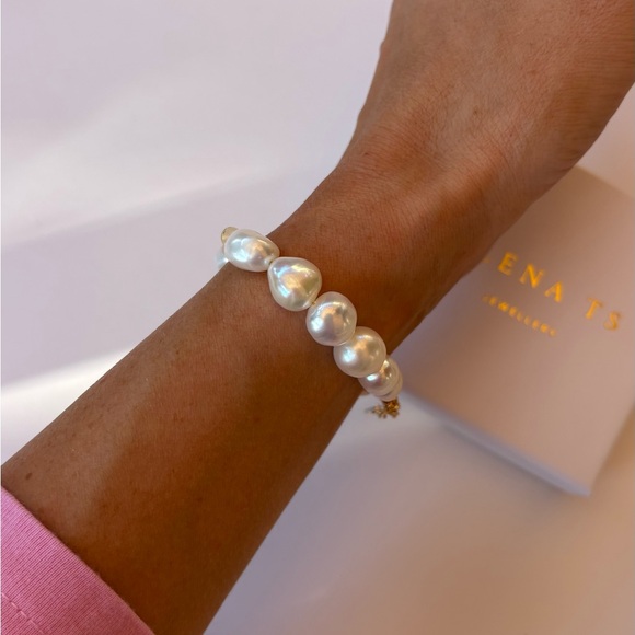 2 Elegant Pearl Bracelet with Gold Accents - Picture 3 of 7